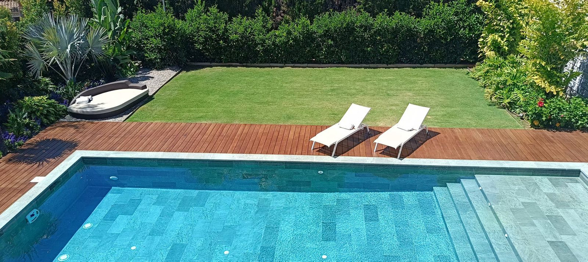 Casa de 5 Dormitorios y 7 Baños en venta en El Rosario, Marbella