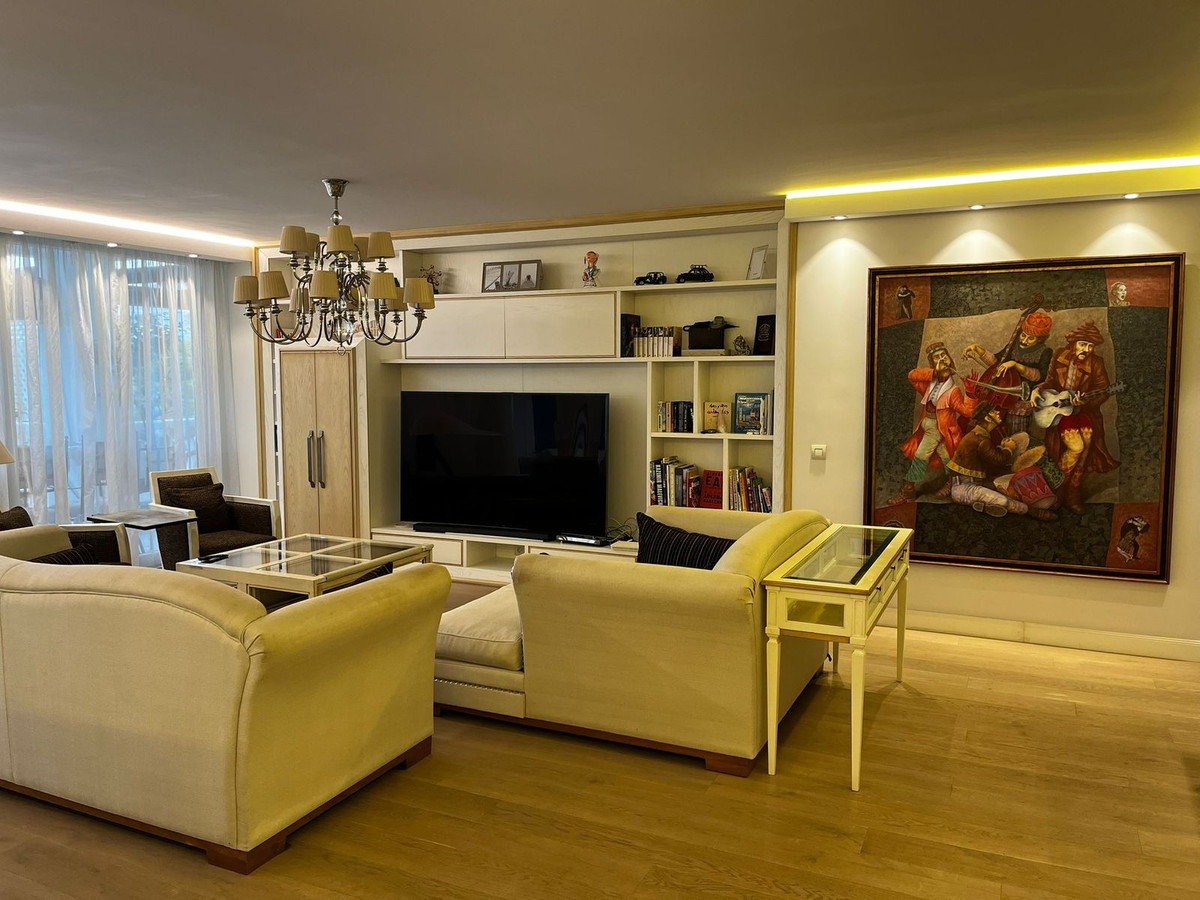 Piso de 5 Dormitorios y 4 Baños en venta en Puerto Banús