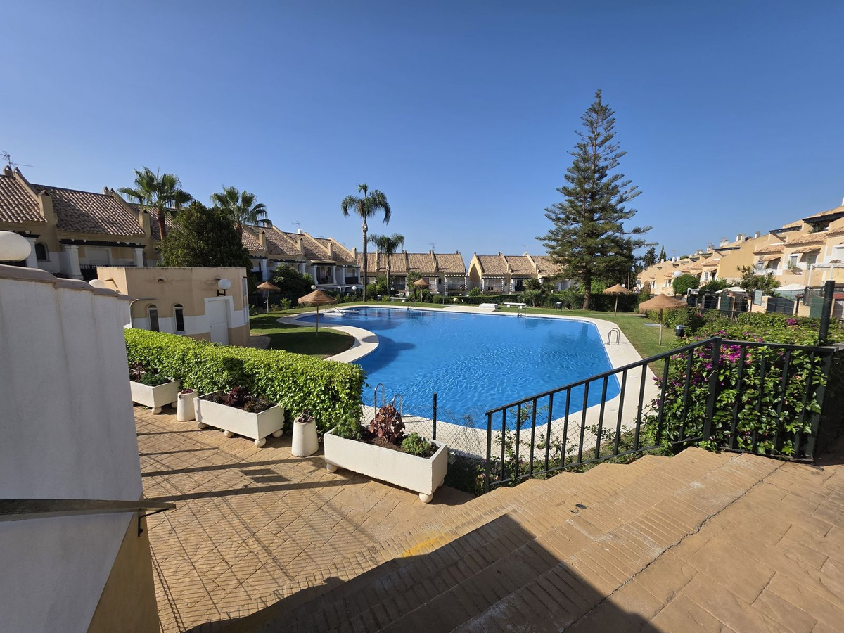Casa Adosada de 4 Dormitorios y 3 Baños en venta en Marbella