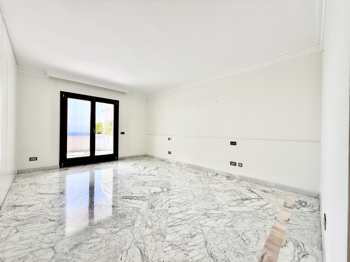 Piso de 4 Dormitorios en venta en Milla de Oro, Marbella