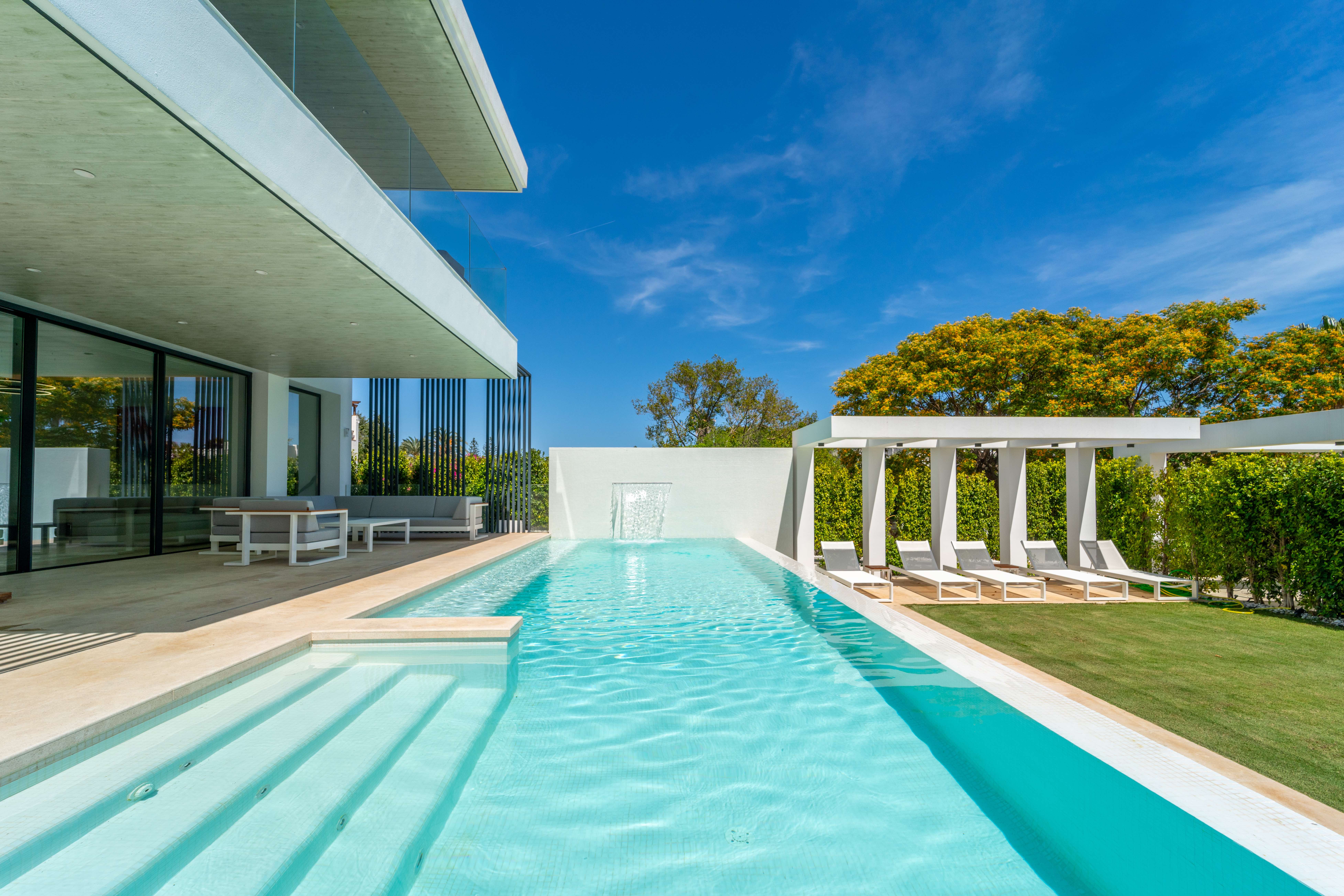 Casa de 7 Dormitorios y 9 Baños en venta en Atalaya, Estepona