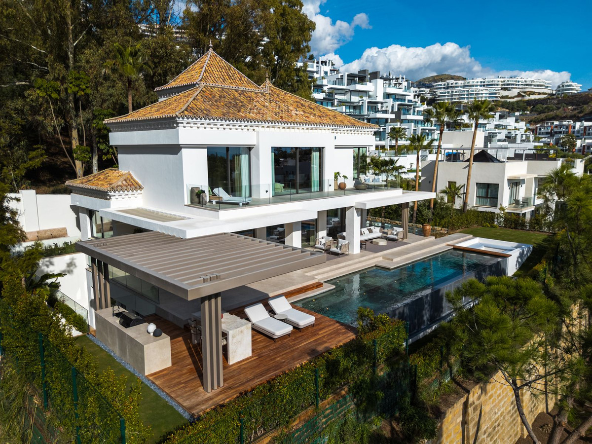 6 Bed, 7 Bath - Villa for Sale in La Quinta, Benahavis