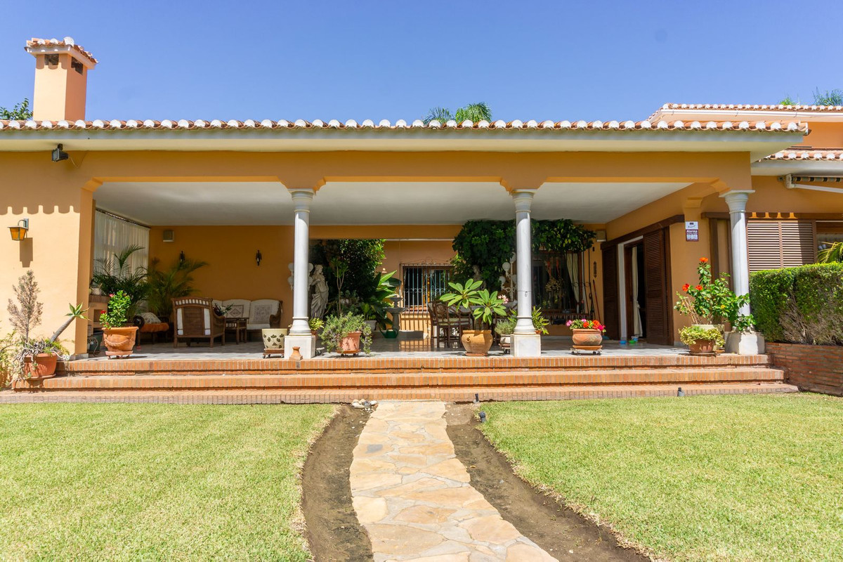 6 спални - Вила за продажба в El Paraiso, Estepona