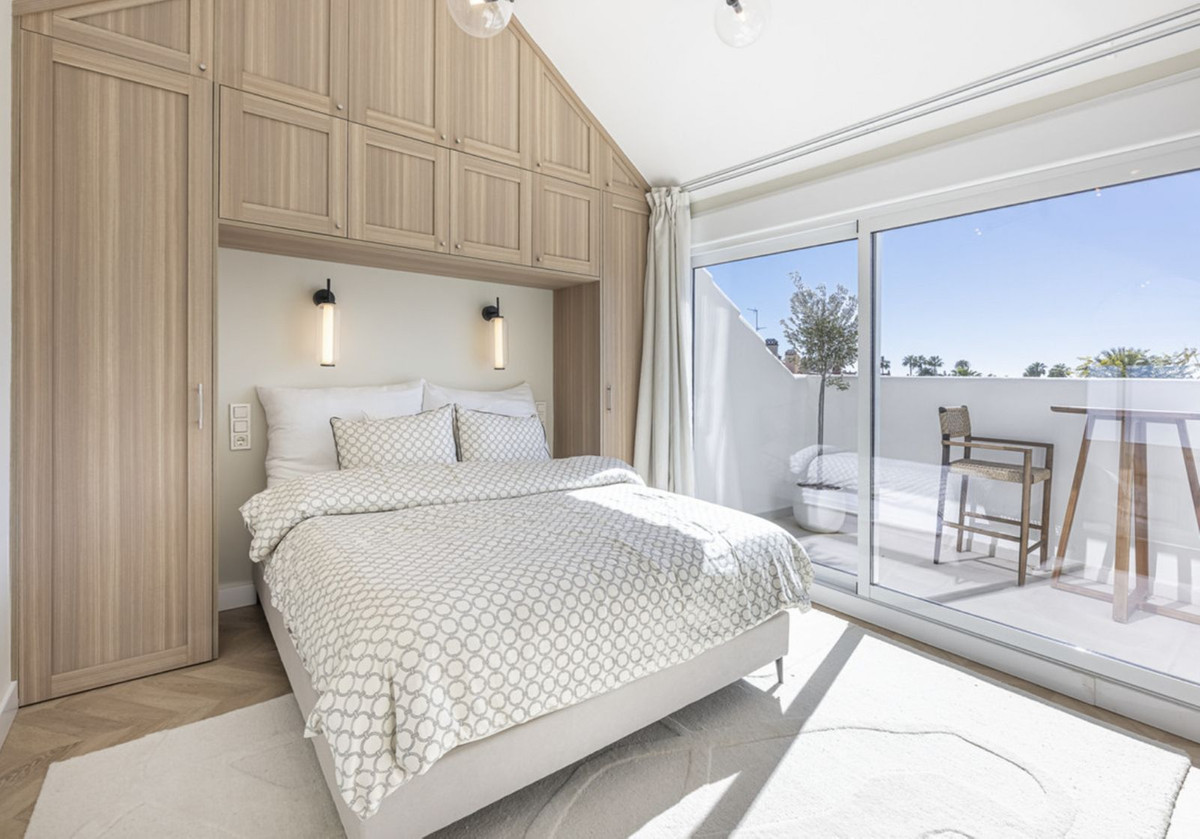 Casa Adosada de 5 Dormitorios en venta en Milla de Oro, Marbella