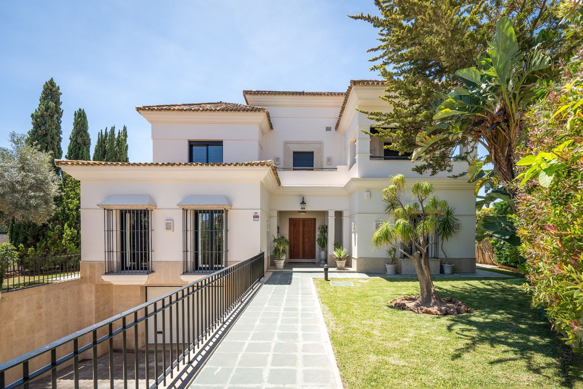 Casa de 6 Dormitorios y 7 Baños en venta en Los Monteros, Marbella