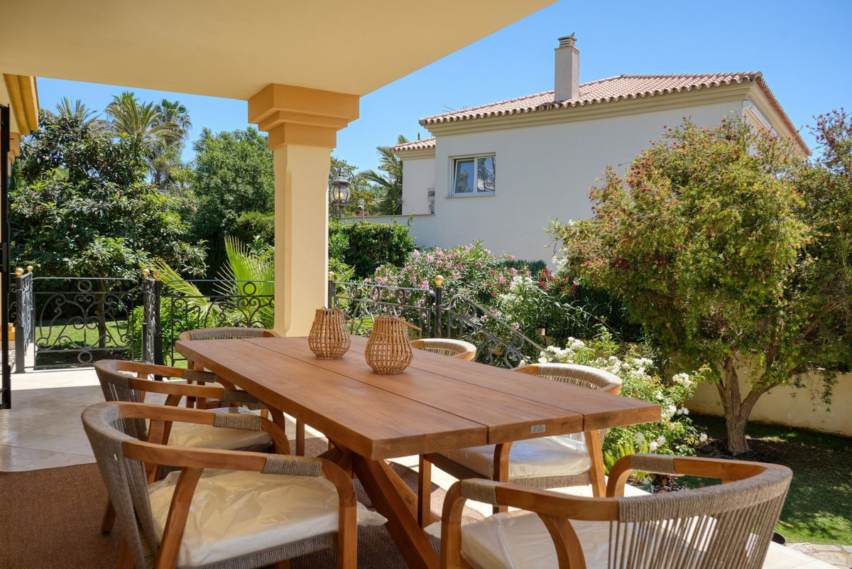 Casa de 7 Dormitorios y 4 Baños en alquiler en Costabella, Marbella