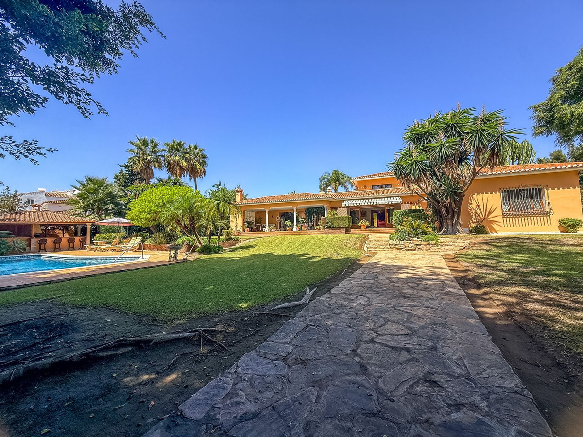 6 спални - Вила за продажба в El Paraiso, Estepona