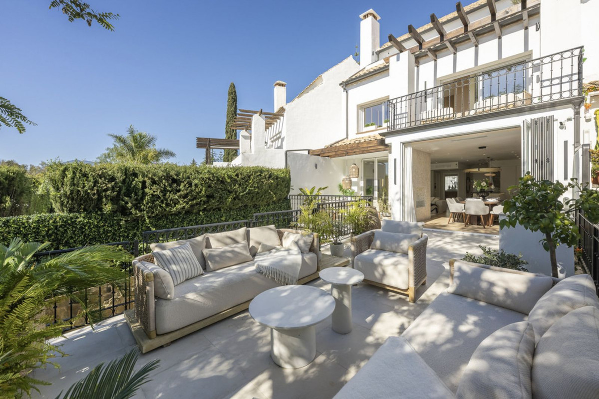 Casa Adosada de 5 Dormitorios en venta en Milla de Oro, Marbella