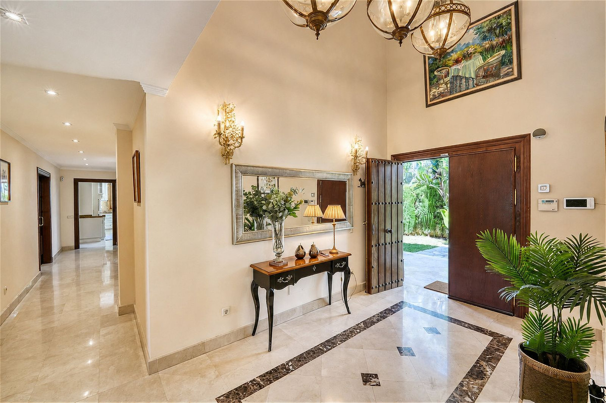 Casa de 7 Dormitorios y 4 Baños en alquiler en Costabella, Marbella
