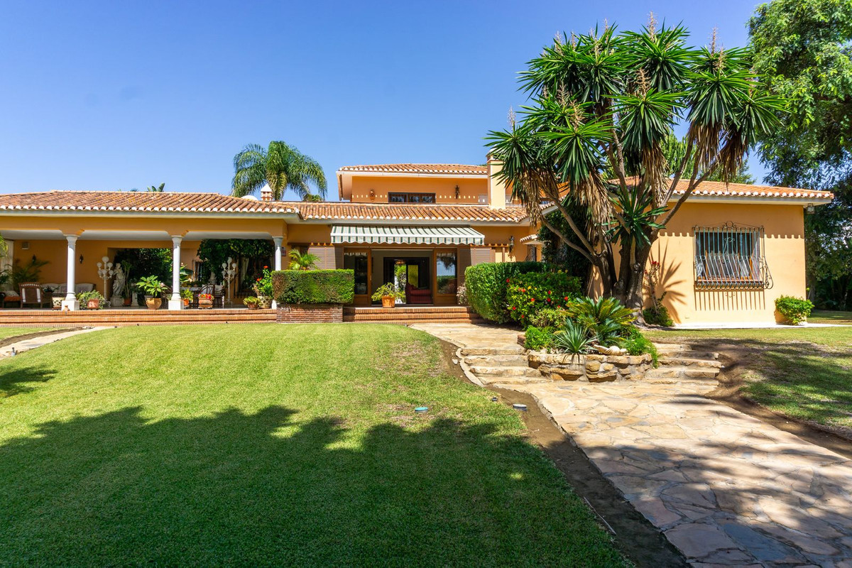 6 спални - Вила за продажба в El Paraiso, Estepona
