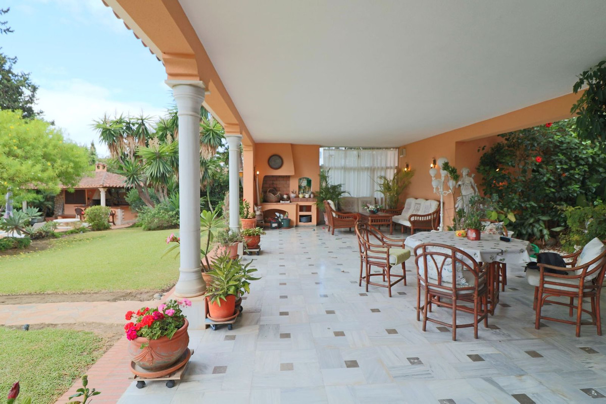 Casa de 6 Dormitorios en venta en El Paraíso, Estepona