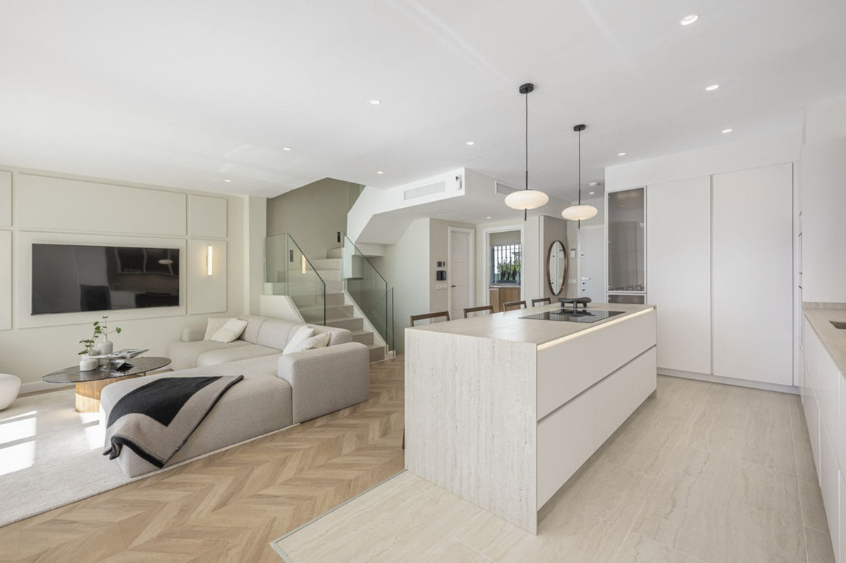 Casa Adosada de 5 Dormitorios en venta en Milla de Oro, Marbella