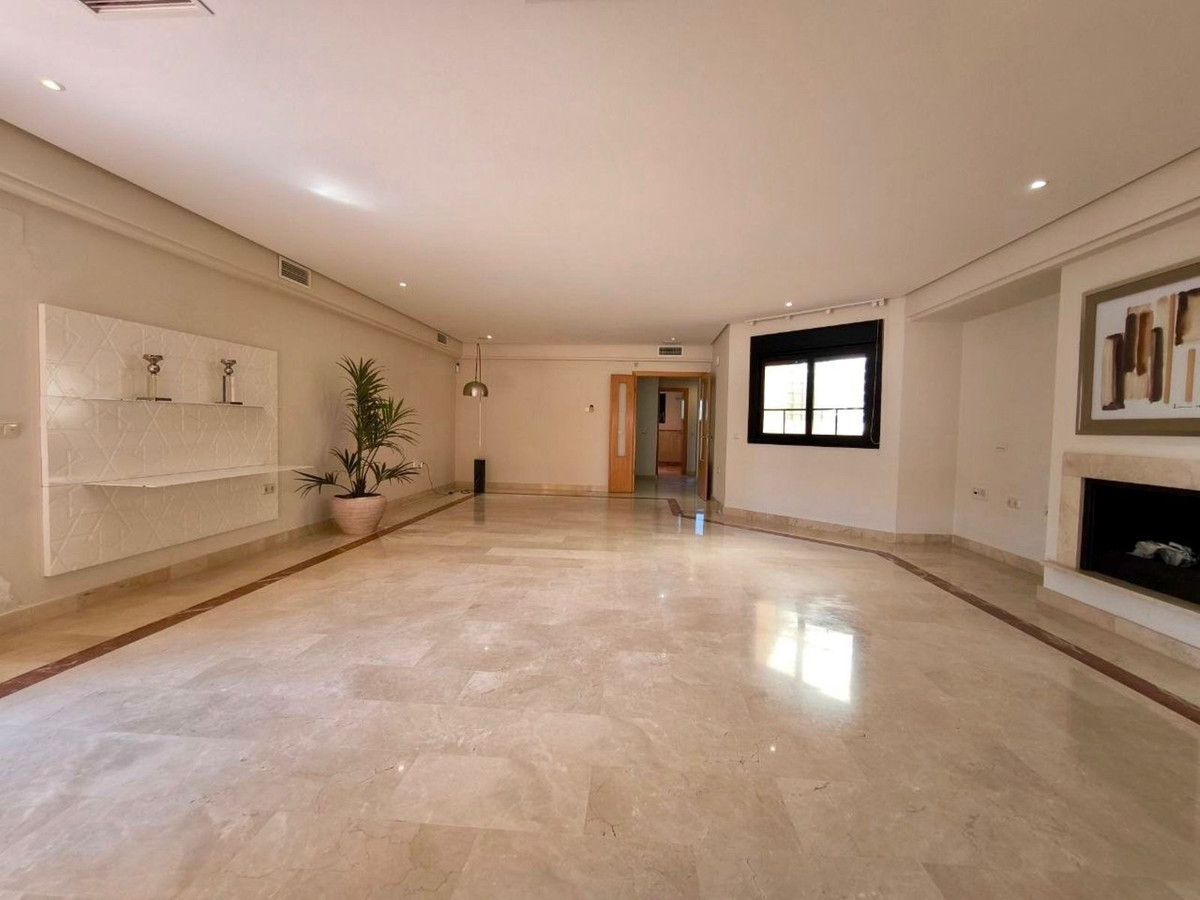 Ático de 3 Dormitorios y 4 Baños en venta en Puerto Banús