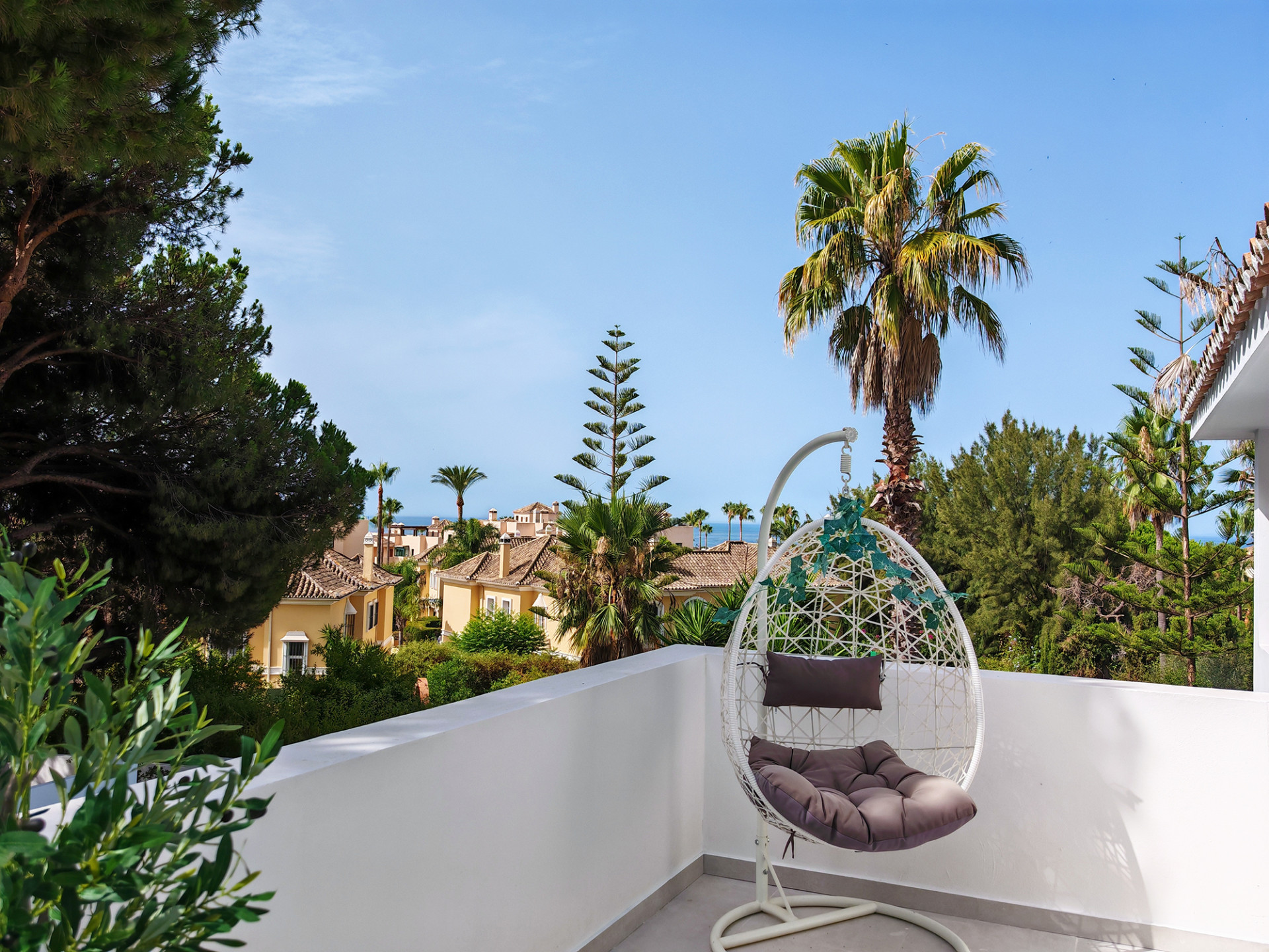 Casa de 8 Dormitorios y 4 Baños en venta en Elviria, Marbella