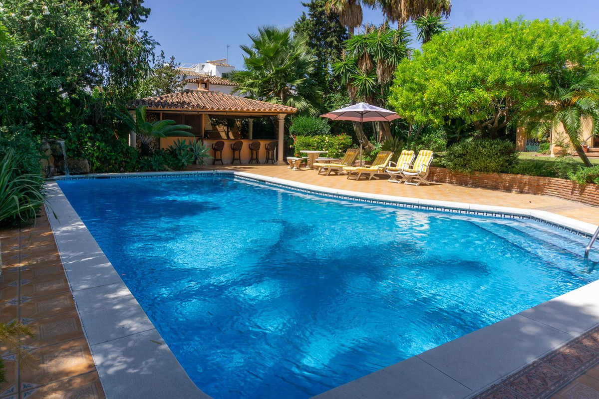 6 спални - Вила за продажба в El Paraiso, Estepona