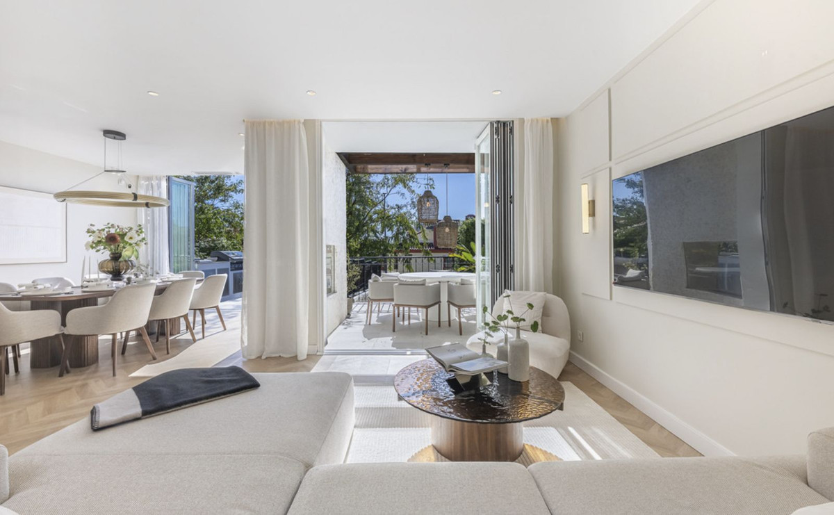 Casa Adosada de 5 Dormitorios en venta en Milla de Oro, Marbella