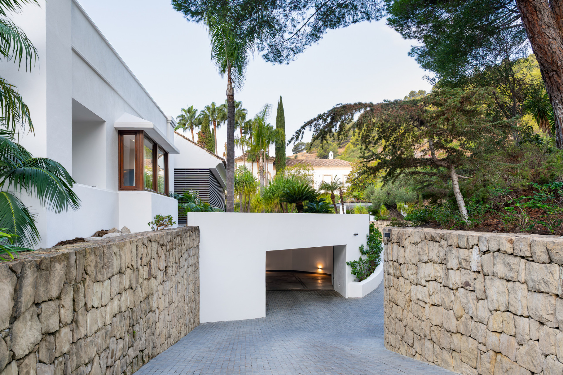 Casa de 6 Dormitorios y 3 Baños en alquiler vacacional en Milla de Oro, Marbella