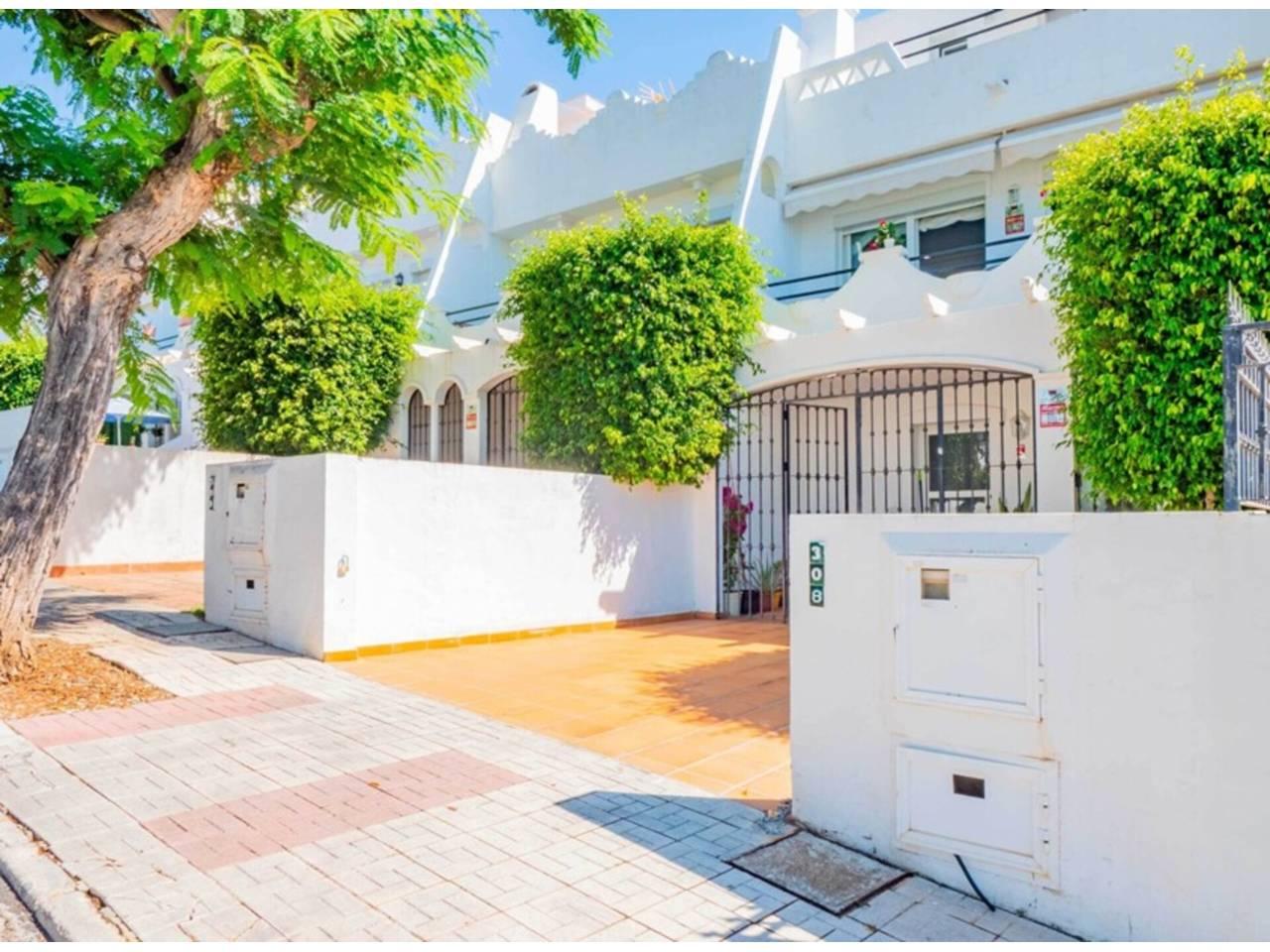 Casa Adosada de 3 Dormitorios y 3 Baños en alquiler vacacional en Marbella Centro