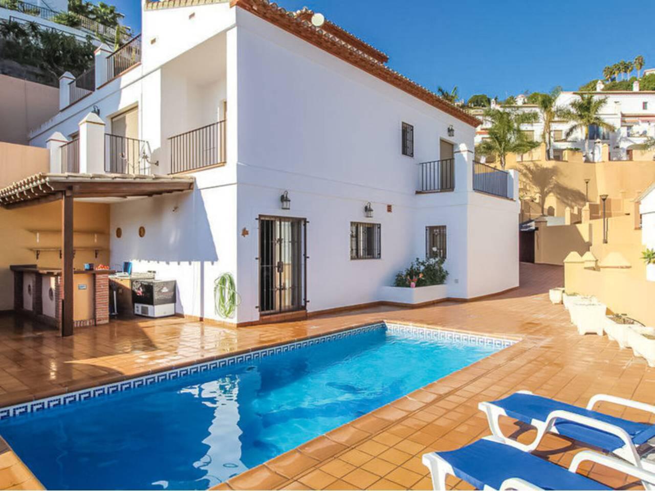 Casa Adosada de 5 Dormitorios y 2 Baños en alquiler vacacional en Almuñecar