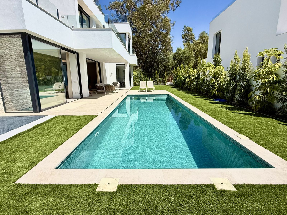 Casa de 6 Dormitorios en venta en Nueva Milla de Oro, Estepona