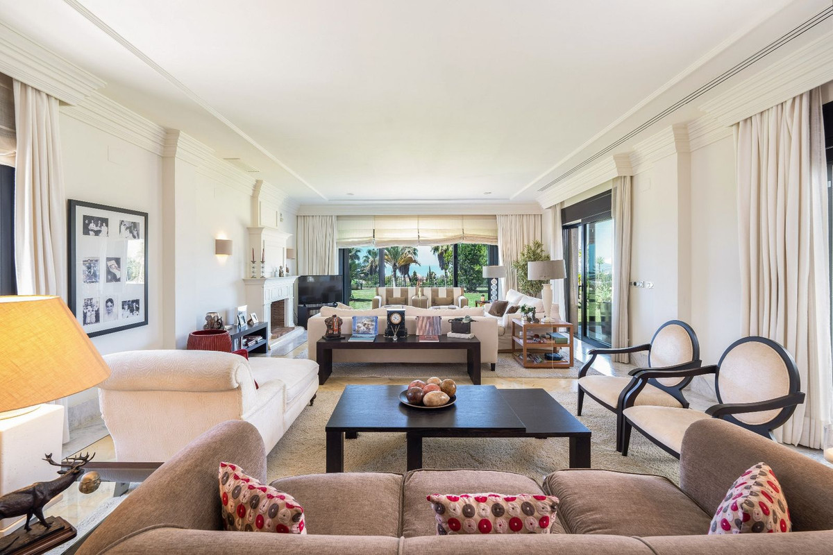 Casa de 6 Dormitorios y 7 Baños en venta en Los Monteros, Marbella