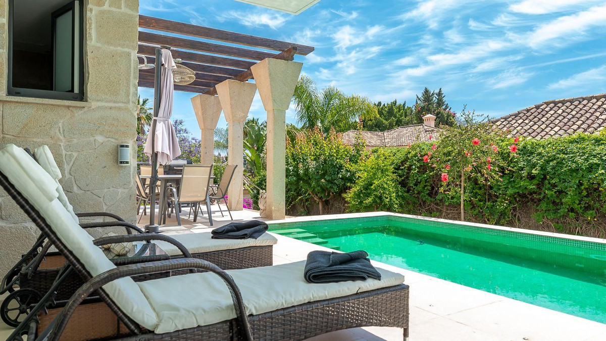 5 Bed - Villa for Sale in Nueva Andalucia, Marbella