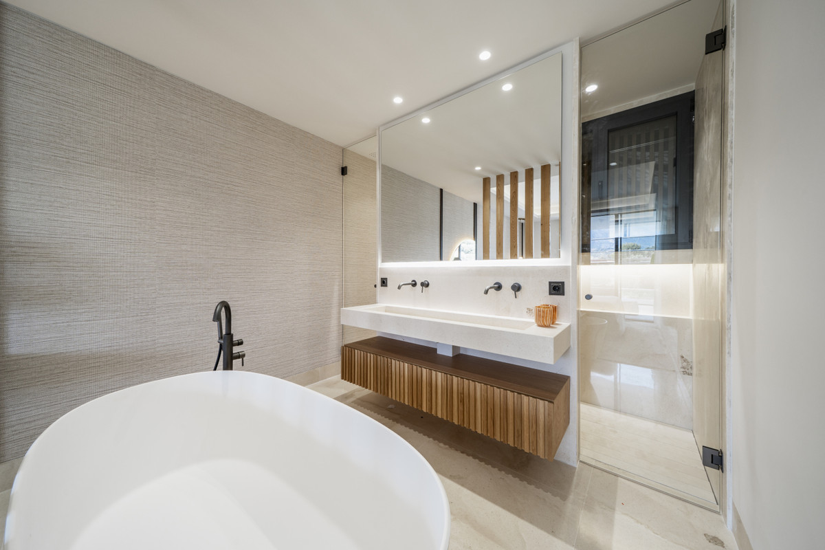Piso de 2 Dormitorios y 2 Baños en venta en Nueva Andalucía, Marbella