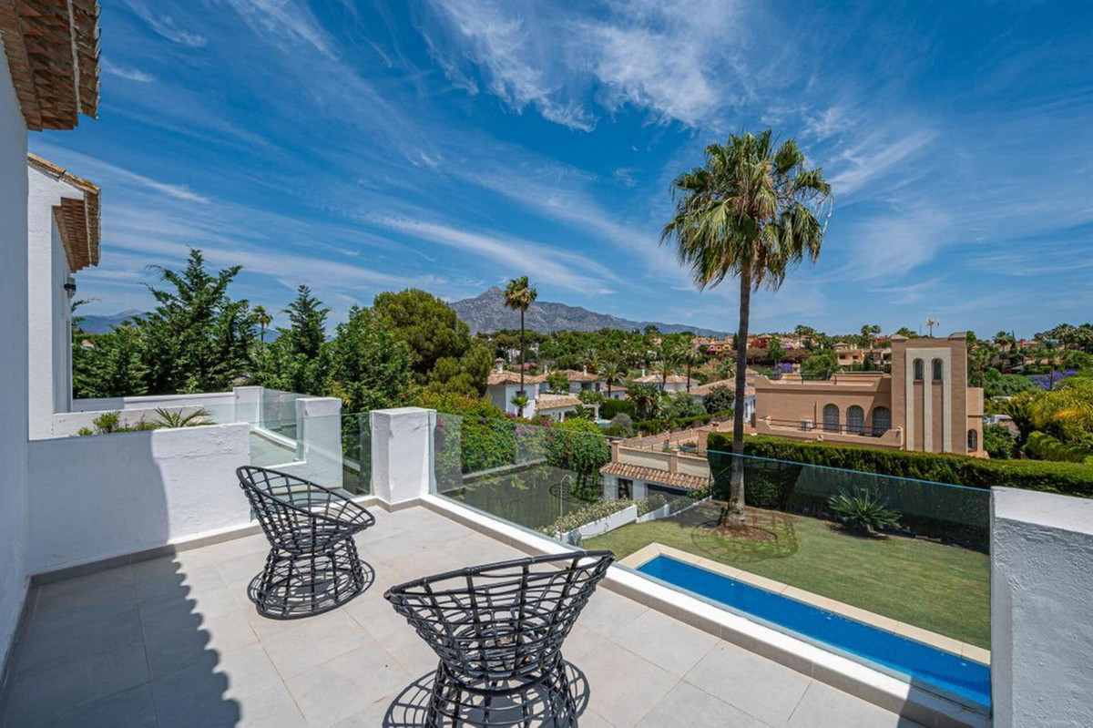 Casa de 6 Dormitorios y 5 Baños en alquiler vacacional en Nueva Andalucía, Marbella