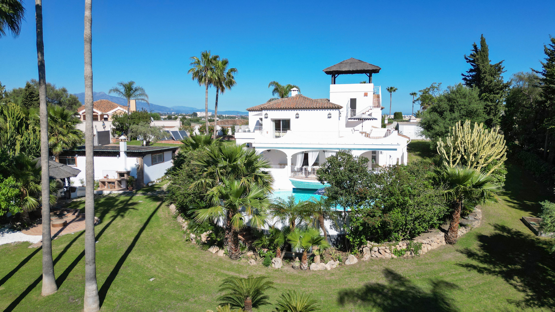 Casa de 6 Dormitorios en venta en Estepona