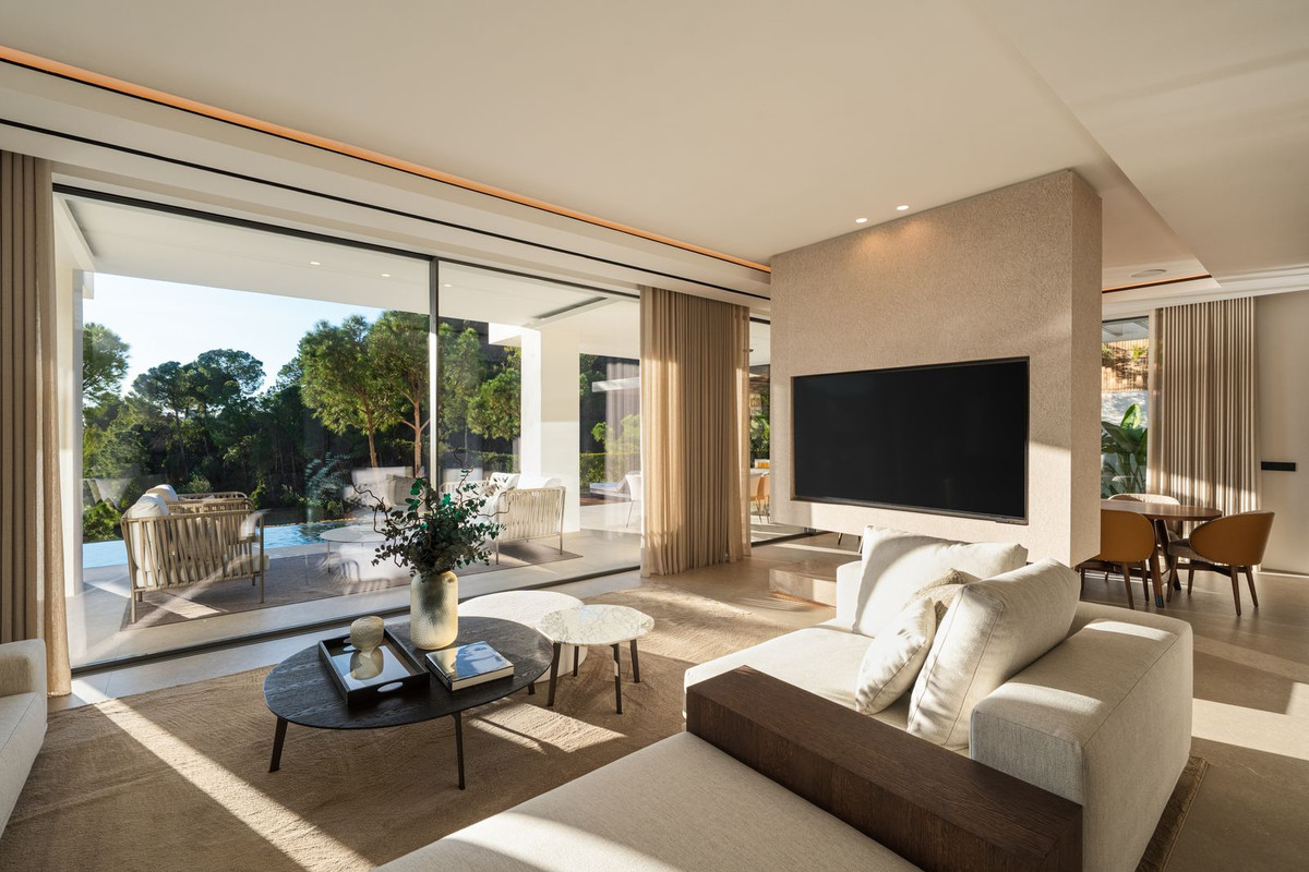 6 Bed, 7 Bath - Villa for Sale in La Quinta, Benahavis