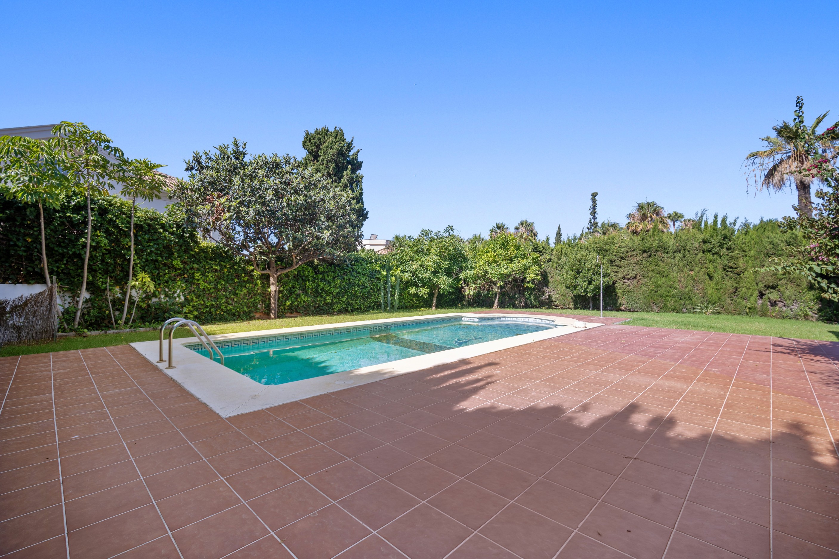 Casa de 5 Dormitorios y 4 Baños en alquiler vacacional en Milla de Oro, Marbella