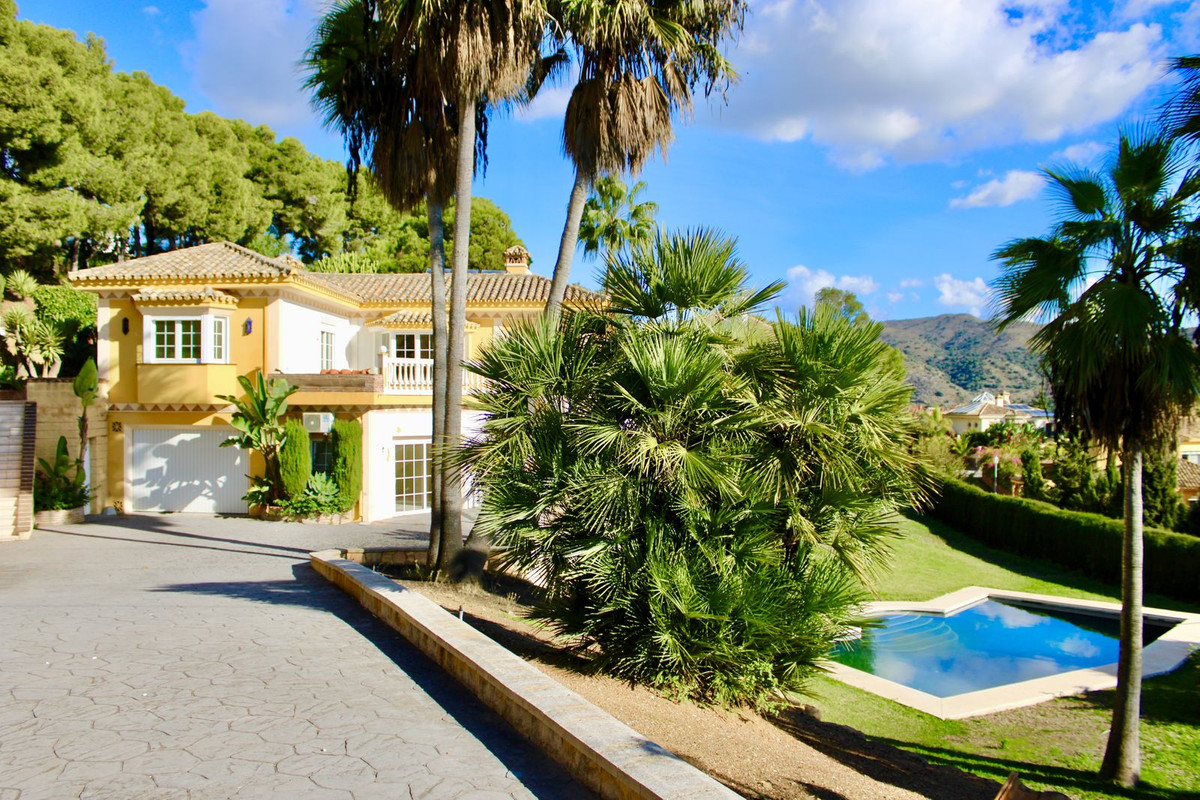 Casa de 4 Dormitorios y 6 Baños en venta en Las Chapas, Marbella