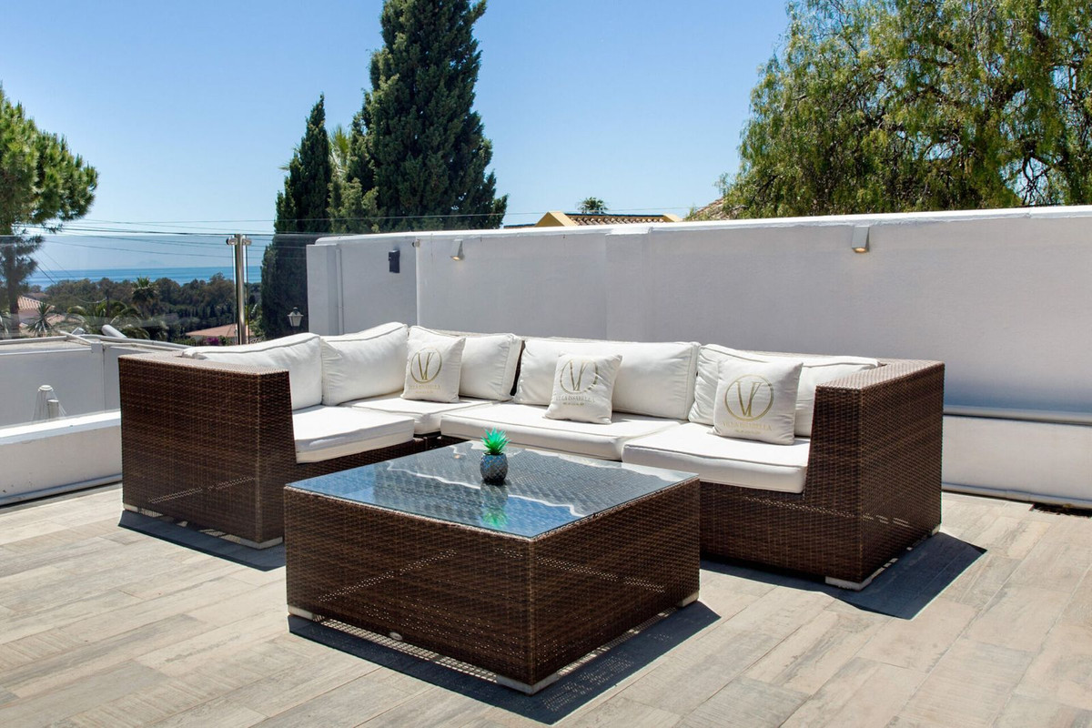 Casa de 8 Dormitorios y 8 Baños en venta en Elviria, Marbella