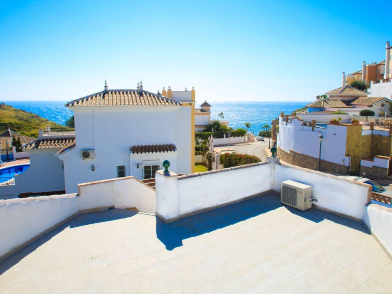 Casa Adosada de 5 Dormitorios y 3 Baños en alquiler vacacional en Nerja
