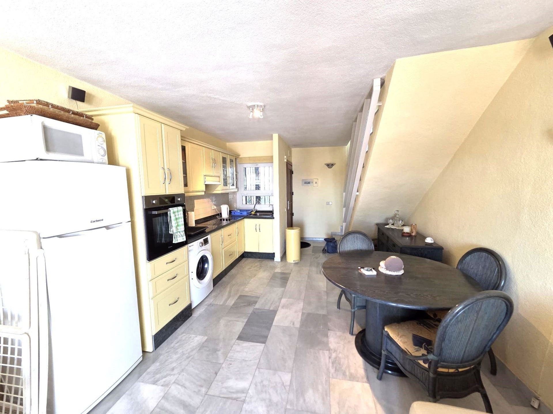 Piso de 2 Dormitorios en venta en Calahonda, Mijas