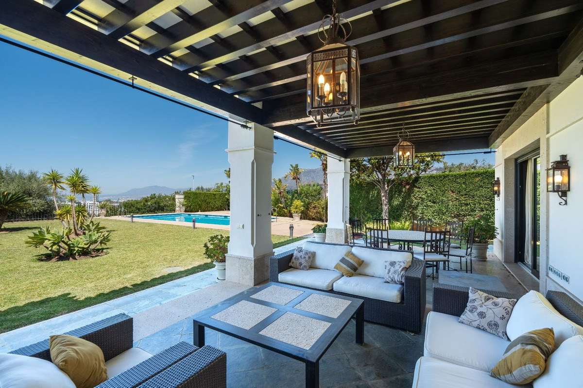 Casa de 6 Dormitorios y 7 Baños en venta en Los Monteros, Marbella