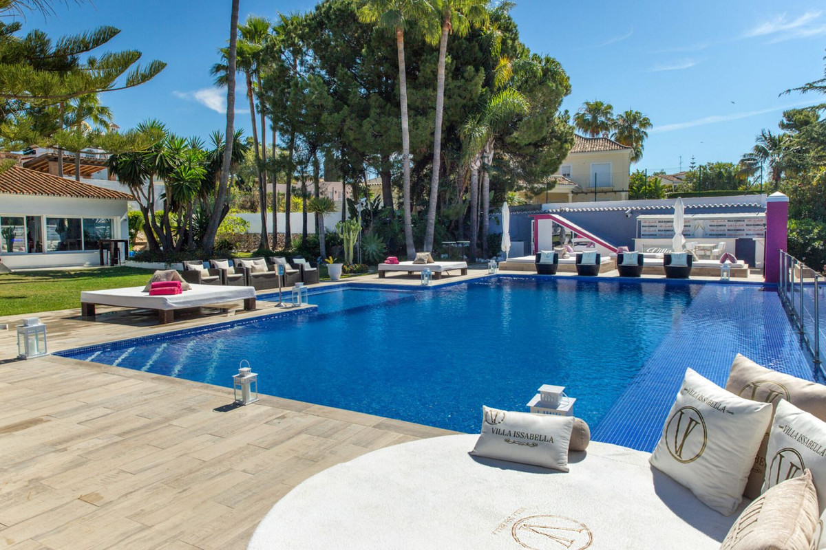 Casa de 8 Dormitorios y 8 Baños en venta en Elviria, Marbella
