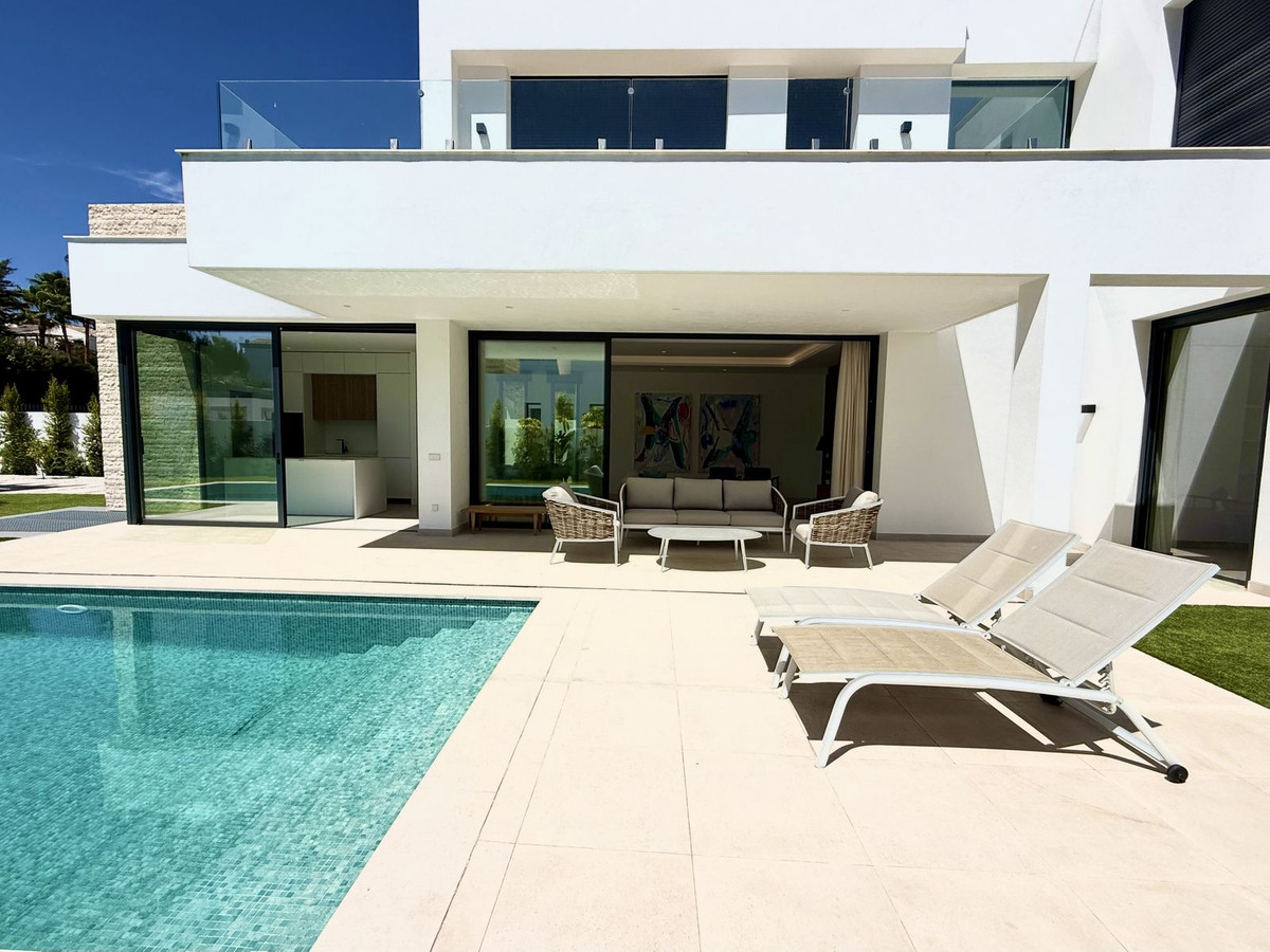 Casa de 6 Dormitorios en venta en Nueva Milla de Oro, Estepona