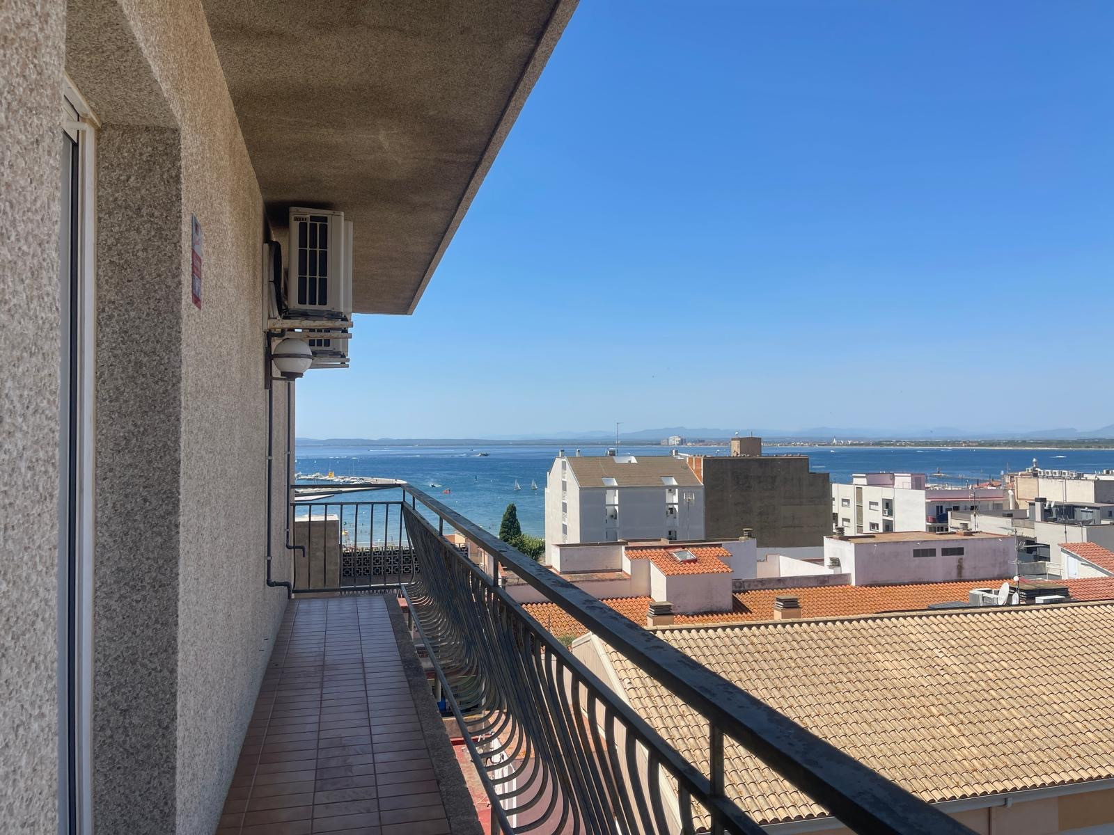 Piso de 4 Dormitorios y 2 Baños en venta en Roses