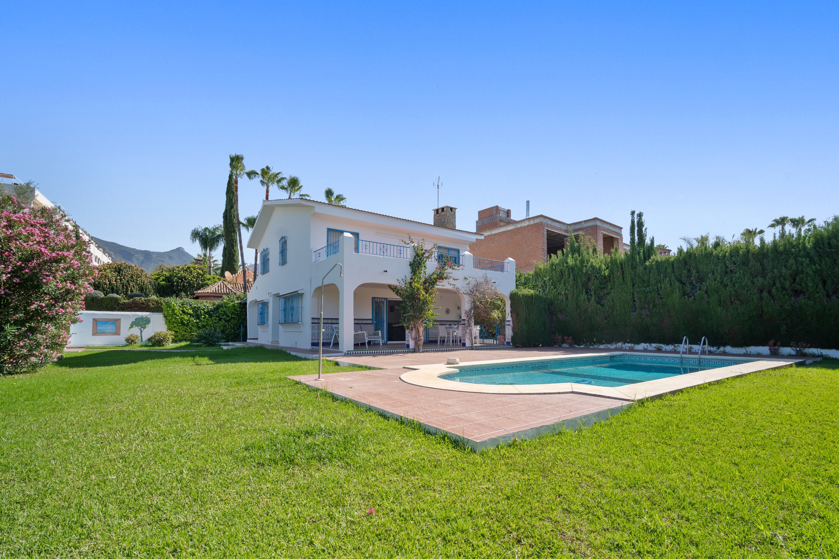 Casa de 5 Dormitorios y 4 Baños en alquiler vacacional en Milla de Oro, Marbella