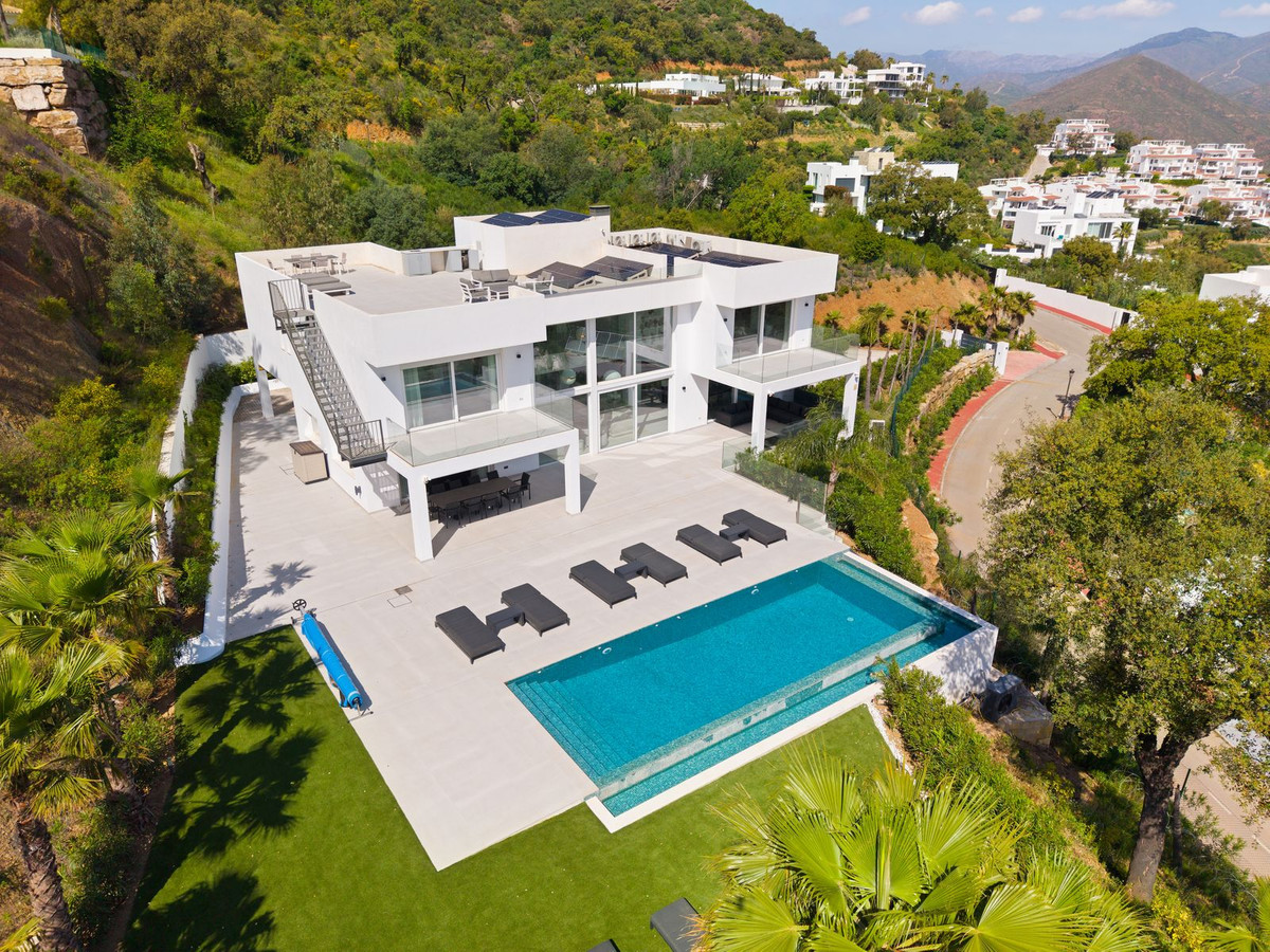 Casa de 4 Dormitorios en venta en La Mairena, Marbella