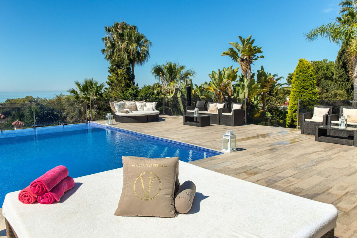 Casa de 8 Dormitorios y 8 Baños en venta en Elviria, Marbella