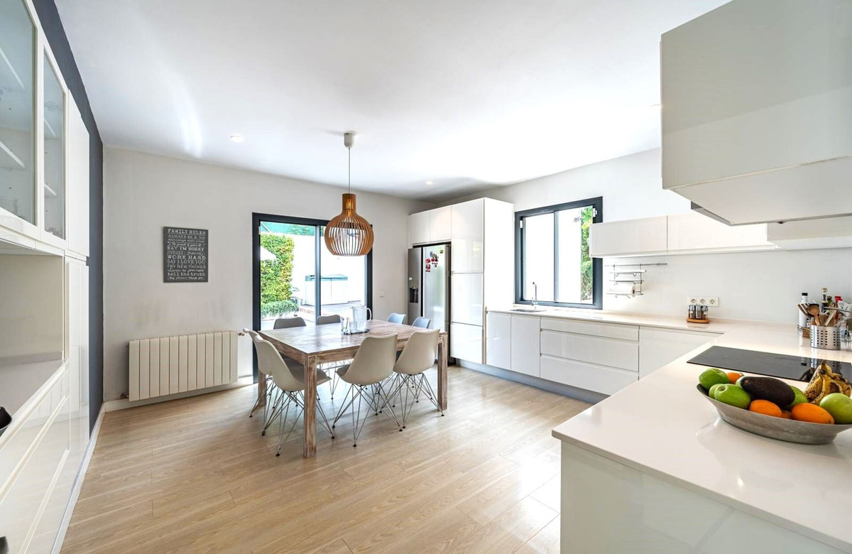 Casa de 6 Dormitorios y 5 Baños en alquiler vacacional en Nueva Andalucía, Marbella