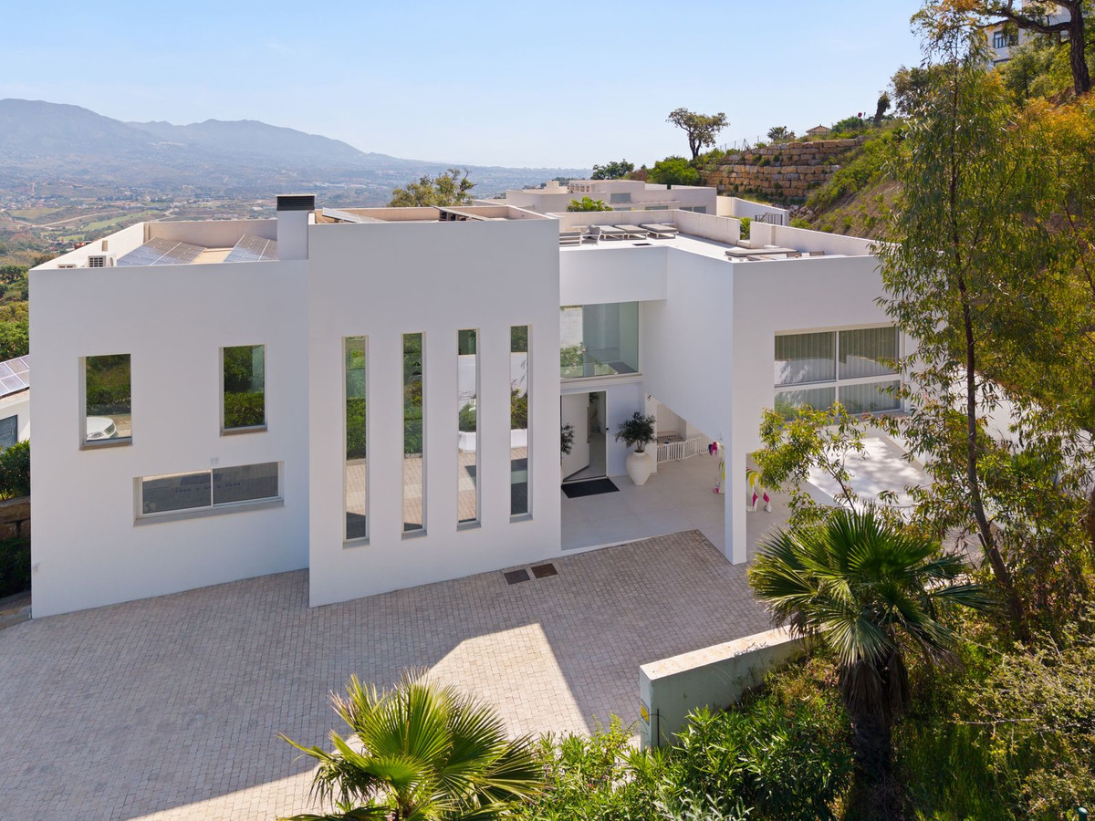 Casa de 4 Dormitorios en venta en La Mairena, Marbella
