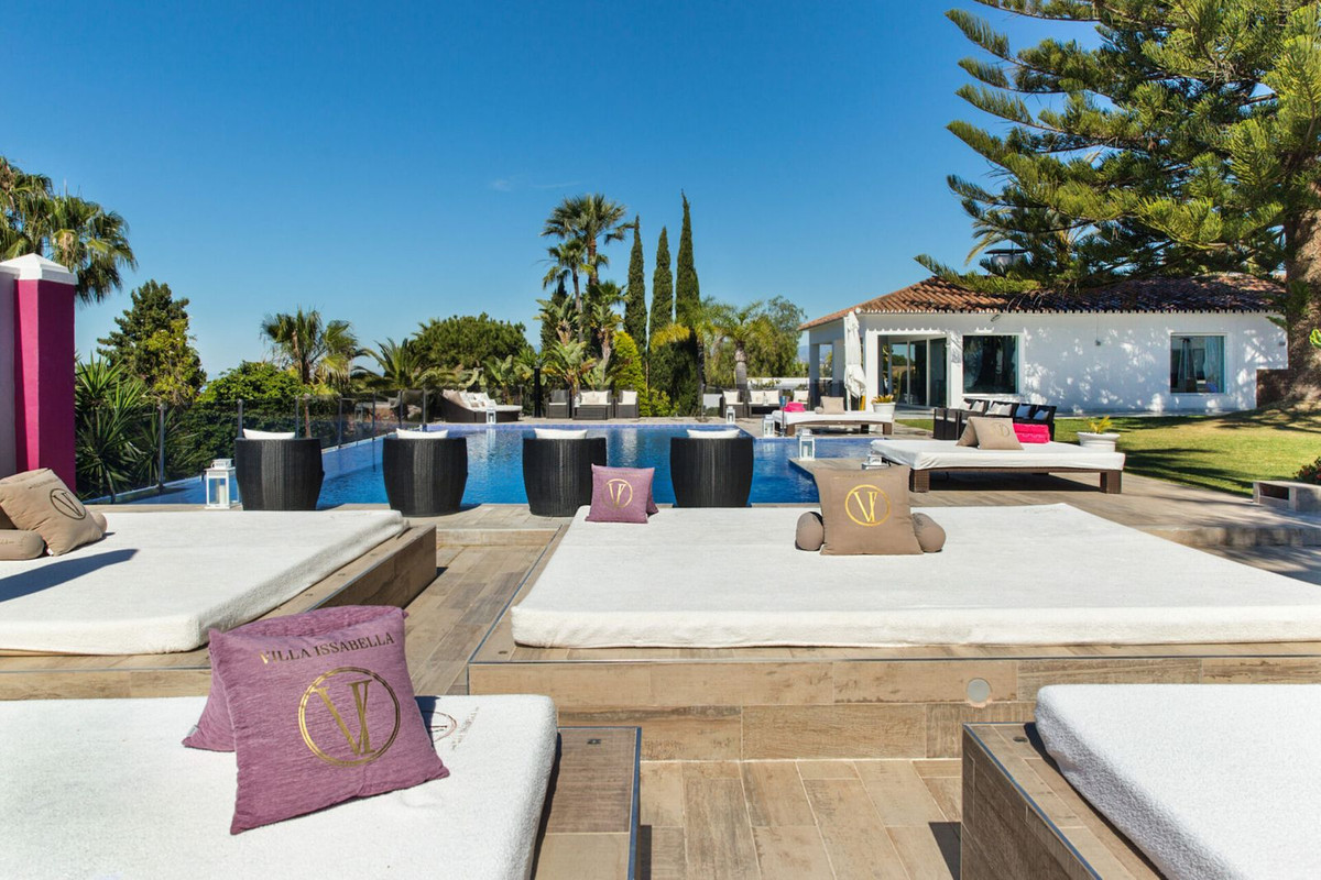 Casa de 8 Dormitorios y 8 Baños en venta en Elviria, Marbella