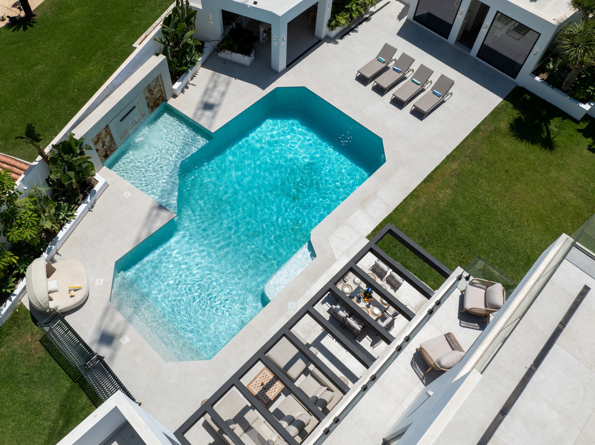 Casa de 6 Dormitorios y 7 Baños en venta en Estepona