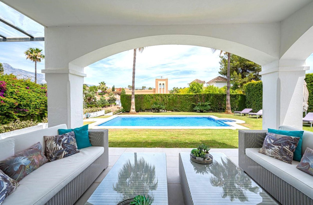 Casa de 6 Dormitorios y 5 Baños en alquiler vacacional en Nueva Andalucía, Marbella