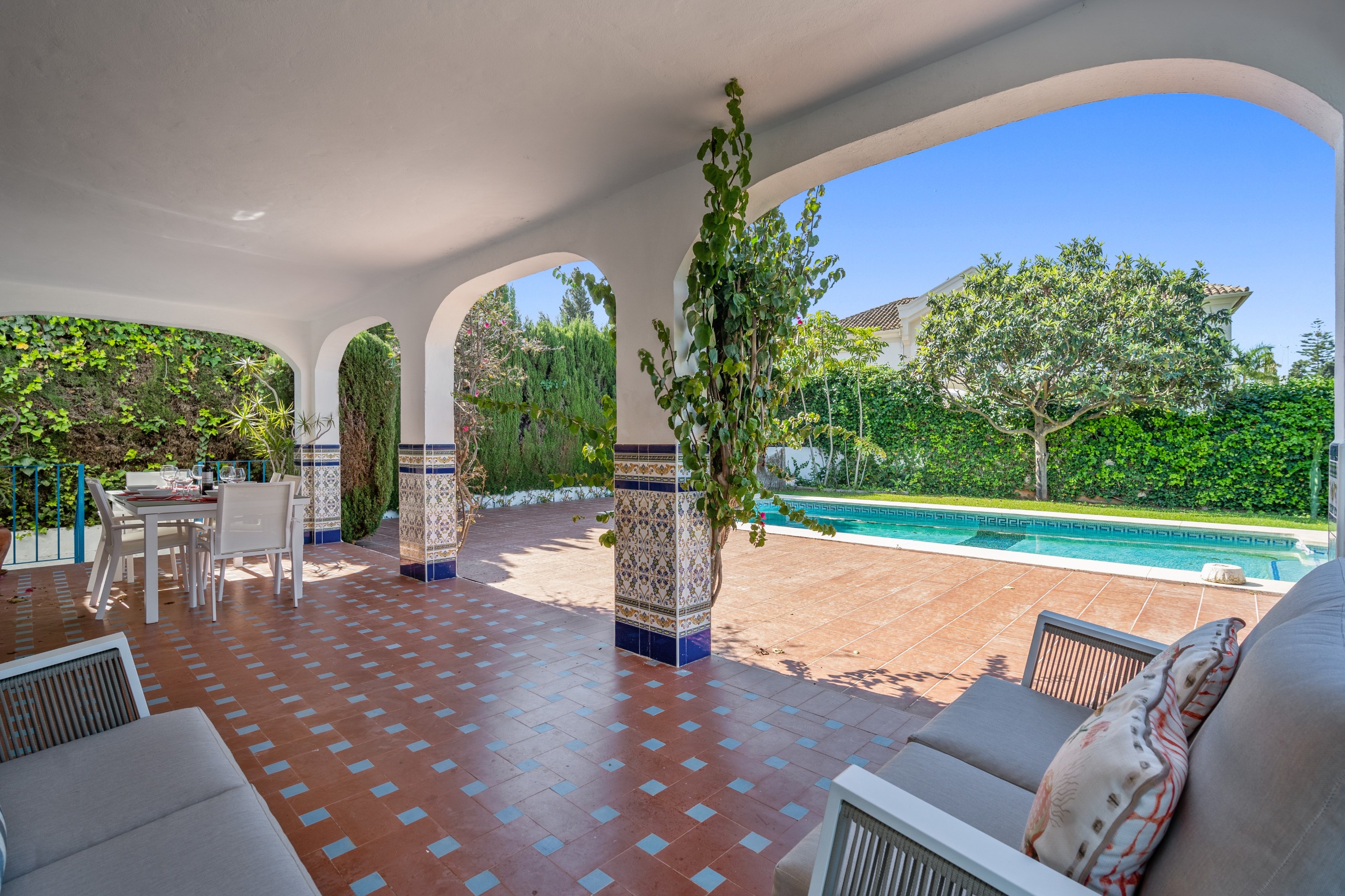 Casa de 5 Dormitorios y 4 Baños en alquiler vacacional en Milla de Oro, Marbella