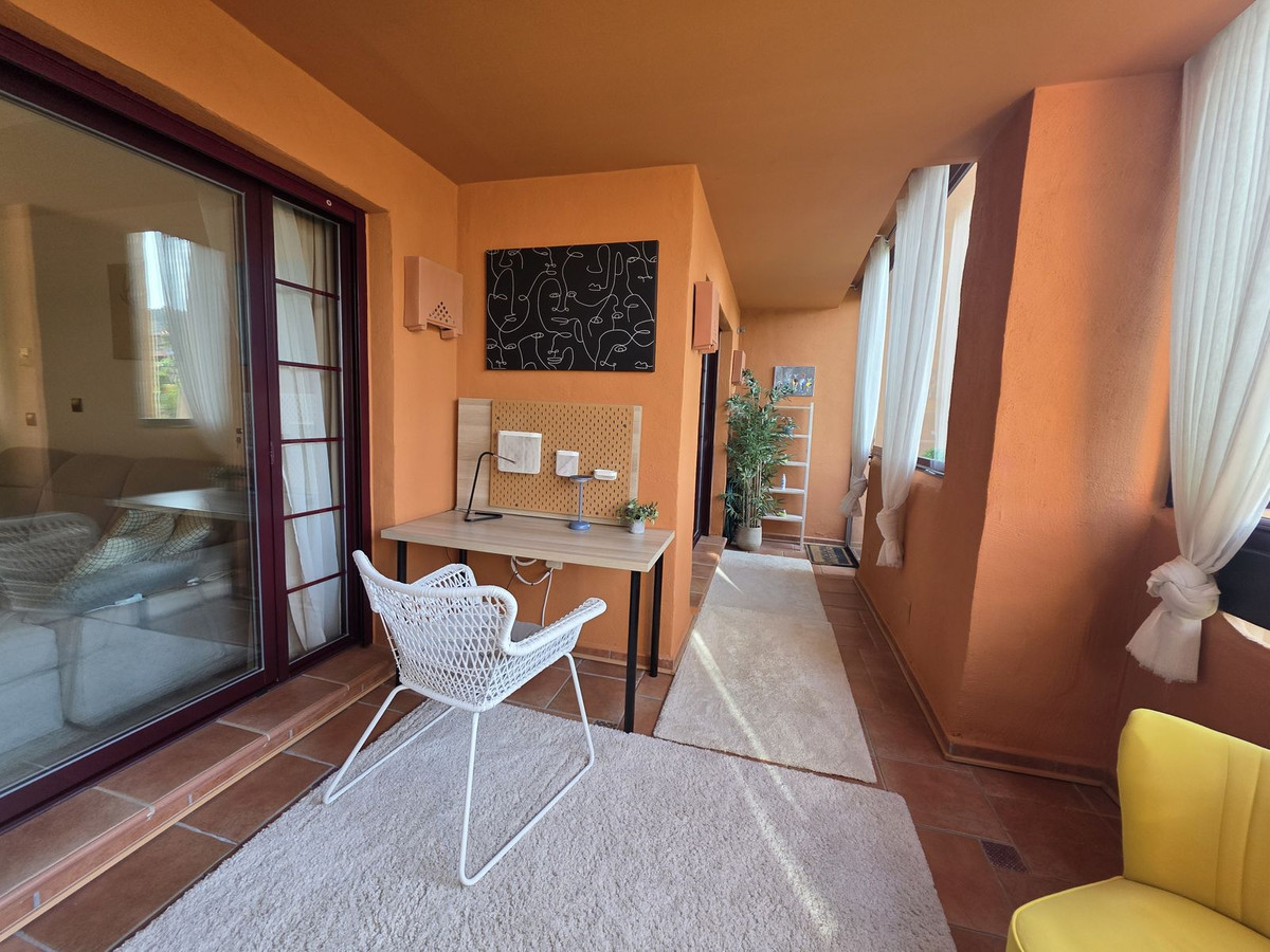 Piso de 2 Dormitorios en venta en La Mairena, Marbella