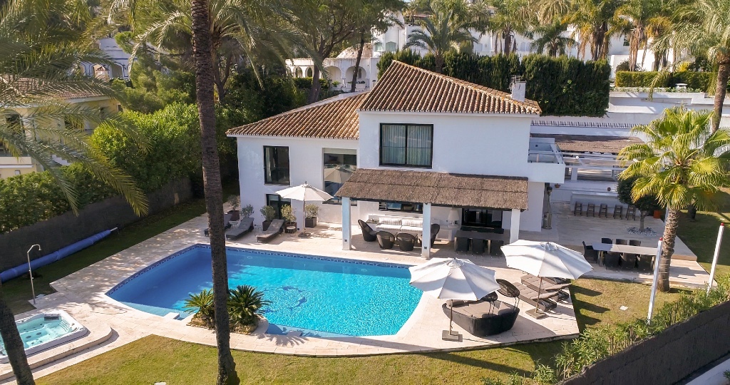 Casa de 5 Dormitorios y 6 Baños en alquiler vacacional en Nueva Andalucía, Marbella